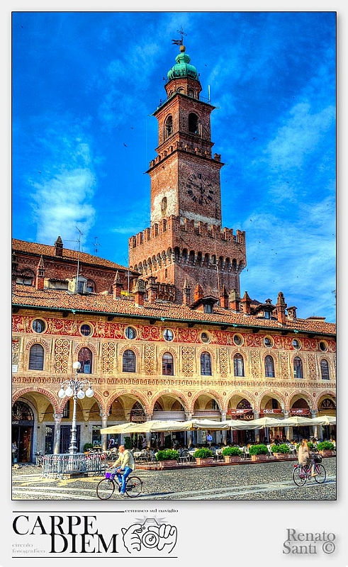 Vigevano, porticato di piazza Ducale e la Torre del Bramante.jpg